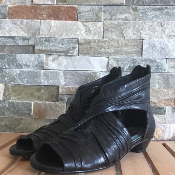 Everybody Women's Opal Flat Ankle Wrap Sandal - Picture 1 of 4